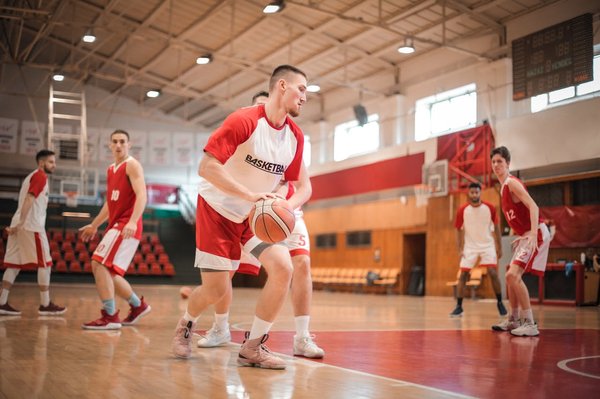 What equipment can UK basketball coaches use to measure player agility accurately?