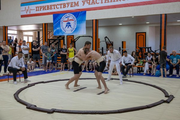 What are the best techniques for UK sumo wrestlers to enhance their takedown abilities?