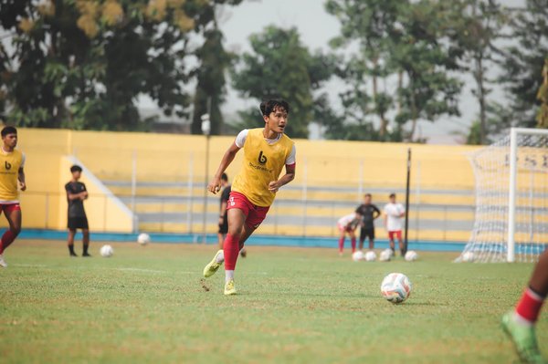 What specific skills should football scouts look for in attacking midfielders?