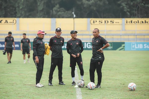 How should football coaches approach tactical adjustments during halftime?